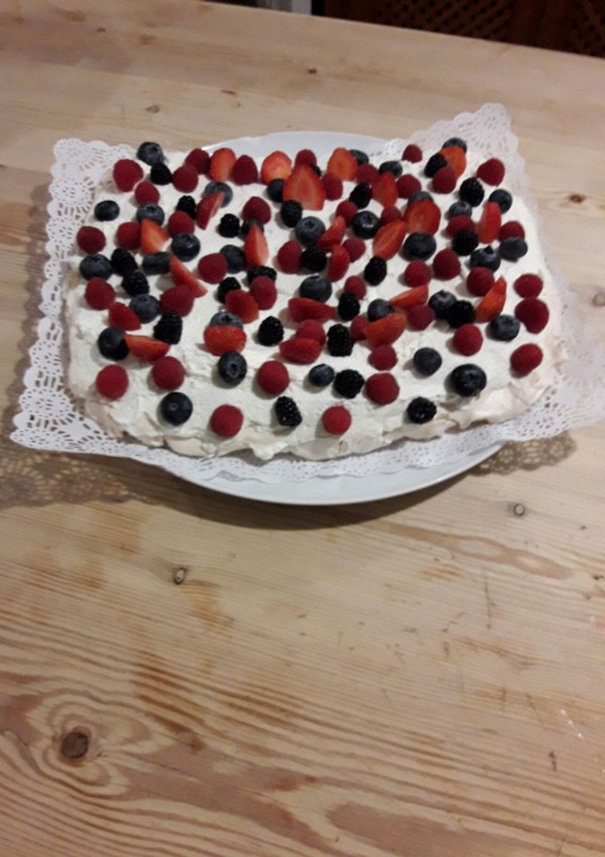 Una foto de Tarta de nata y frutos rojos del bosque