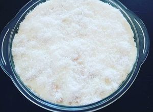 Foto de Torta de bolacha com creme belga e coco ralado