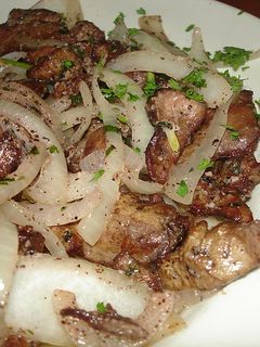 Una foto de Hígado de res encebollado con col o brócoli