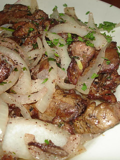 Una foto de Hígado de res encebollado con col o brócoli