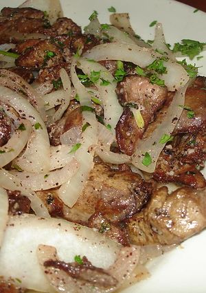 Una foto de Hígado de res encebollado con col o brócoli