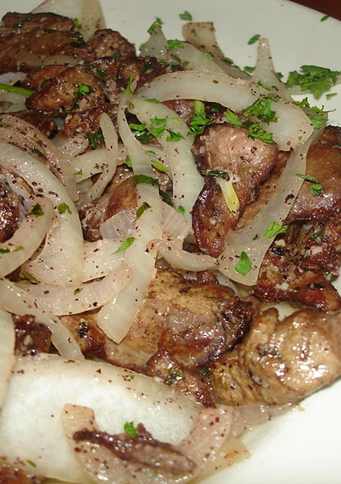Una foto de Hígado de res encebollado con col o brócoli