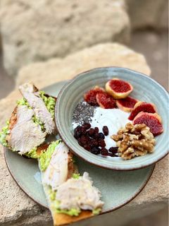 Una foto de Desayuno completo y saludable