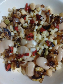 Una foto de Garbanzos y pallares en ensalada con zucchini asados