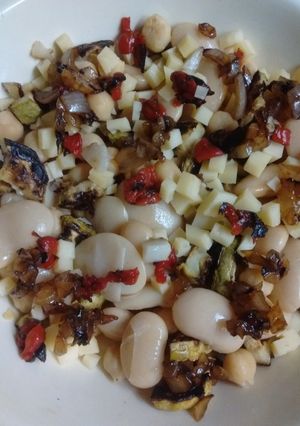 Una foto de Garbanzos y pallares en ensalada con zucchini asados
