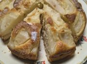 Una foto de torta de manzana con azucar mascabo