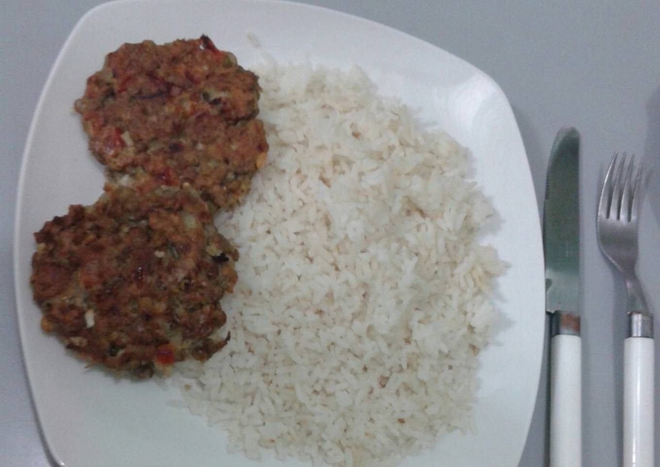 Hamburguesas de lentejas con arroz
