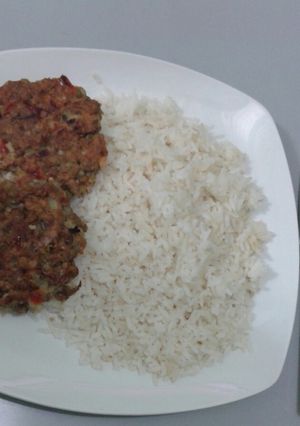 Una foto de Hamburguesas de lentejas con arroz