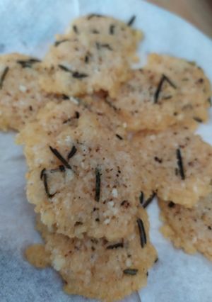 Une photo de Tuiles au parmesan et romarin