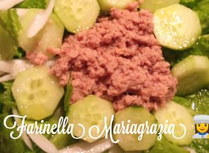 Foto di La super gustosissima e freschissima insalata di lattuga cetriolo e cipudetta km zero e tonno 👩‍🍳🏡❤️🦁