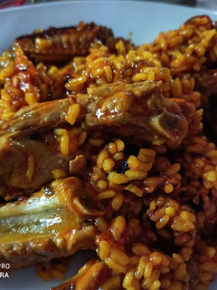 Una foto de Arroz de costilla y pollo