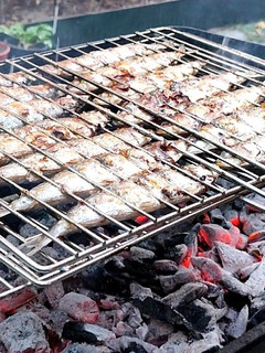Una foto de Sardinas a la brasa con patatas