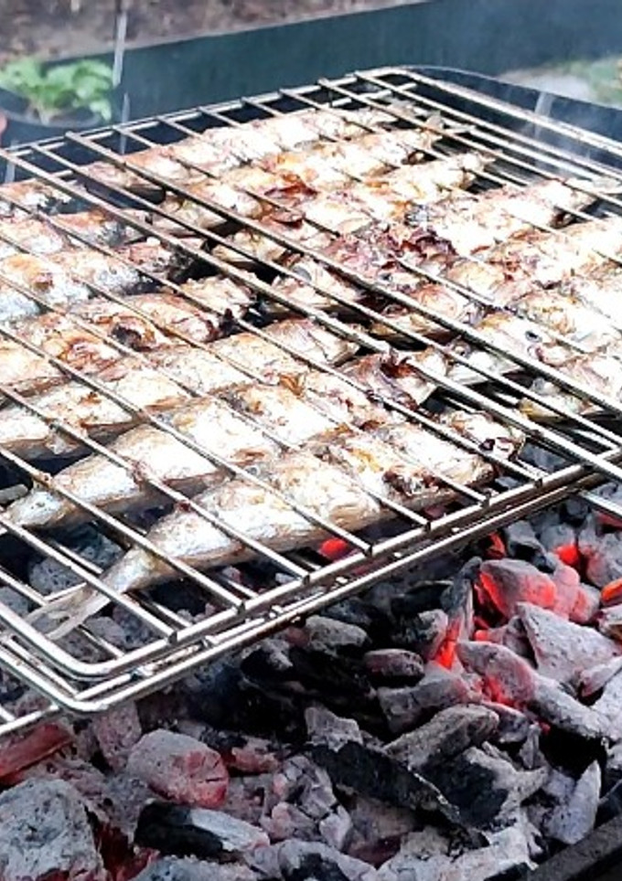 Una foto de Sardinas a la brasa con patatas