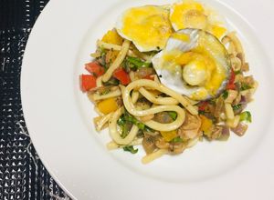 Una foto de Udon noodles con vegetales y atún!