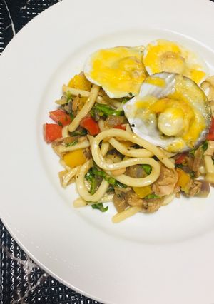 Una foto de Udon noodles con vegetales y atún!