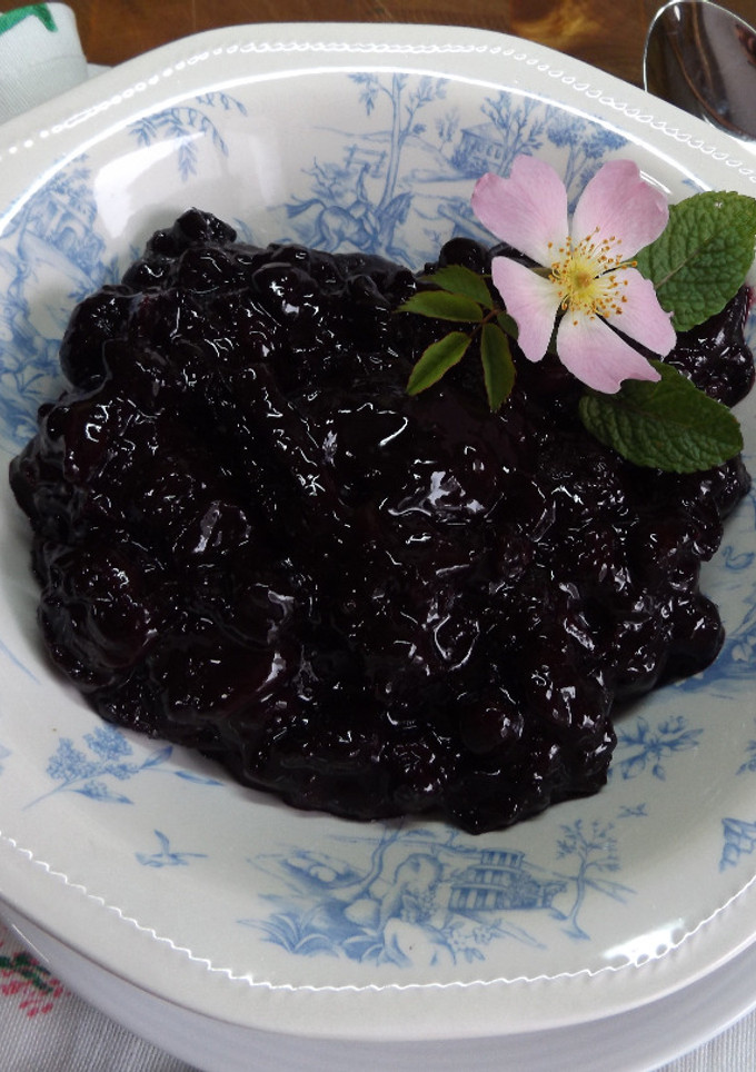 Una foto de Cerezas y arándanos a la canela y ron para postres y rellenos