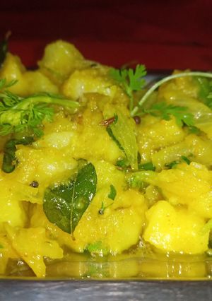 बटाटा ऊसळ (batata usal recipe in marathi) रेसिपी चे मुख्य फोटो 