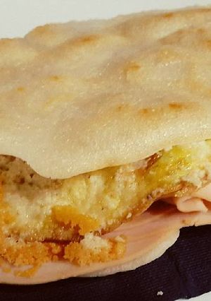 Foto di Piadina di riso con frittata di porri, pollo e pecorino