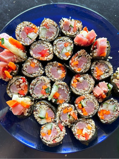 Una foto de Sushi de atún y quinoa