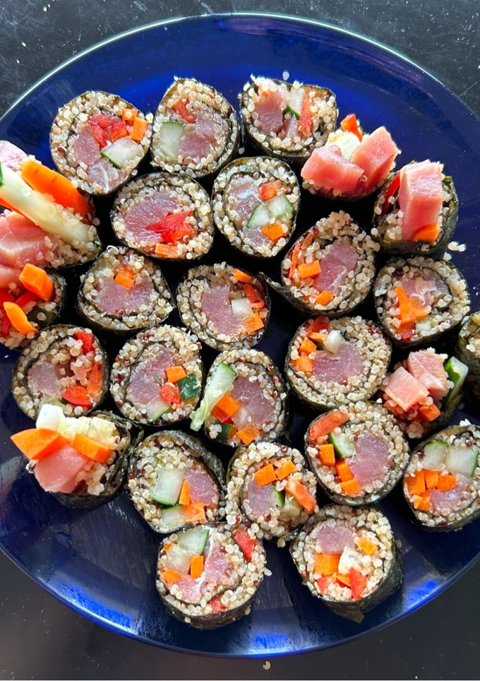 Una foto de Sushi de atún y quinoa