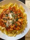 Pechuga de pollo en salsa roja con macarrones 🍗🍝