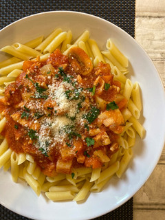 Una foto de Pechuga de pollo en salsa roja con macarrones 🍗🍝