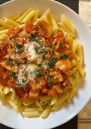 Una foto de Pechuga de pollo en salsa roja con macarrones 🍗🍝