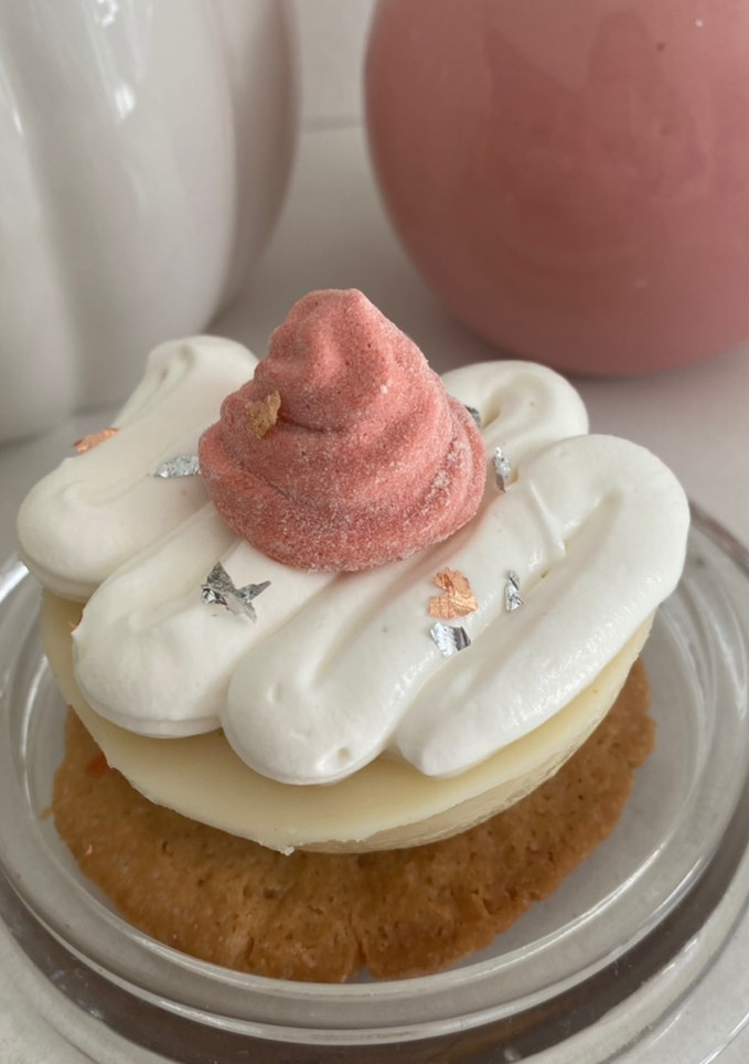 Una foto de Panna cotta con coulis de maracuyá
