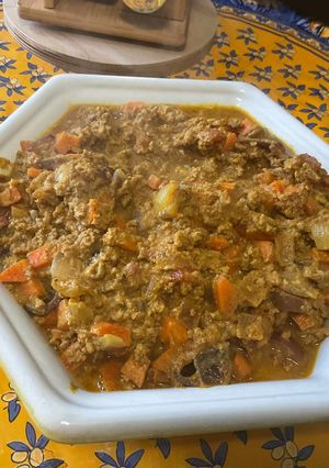 Une photo de Bœuf aux tomates, carottes, oignons rouges et épices (avec pains paratha)