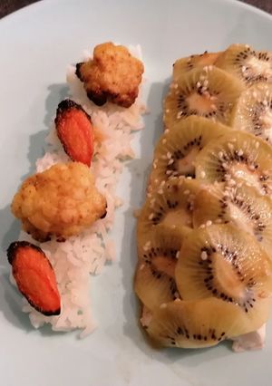Une photo de Cabillaud en écaille de kiwi avec légumes rôti riz taï