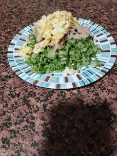 Una foto de Cuscús de brócoli con atún y huevo