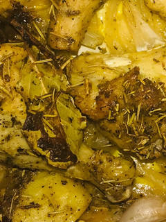 Una foto de Pollo con patatas al horno 🍗🍖🥔