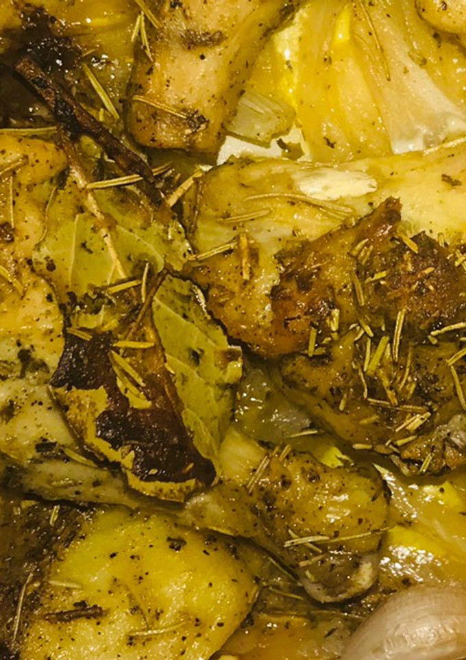 Una foto de Pollo con patatas al horno 🍗🍖🥔