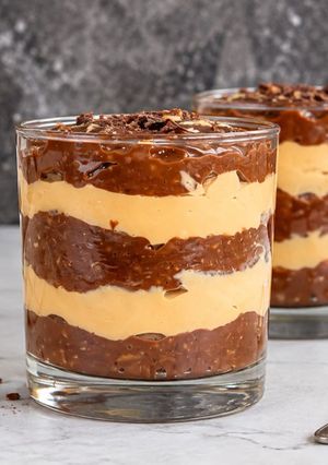 Una foto de Postre sin horno de chocolate y avena con dulce de leche