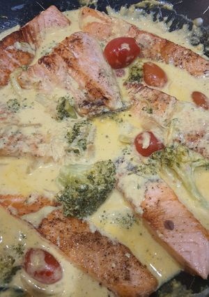 Une photo de Saumon brocoli tomate cerise sauce parmesan
