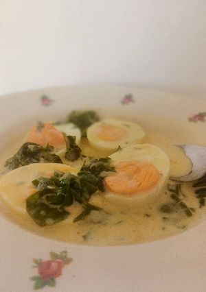 Una foto de Huevos con Crema, Queso Roquefort y Acelga