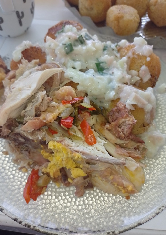Una foto de Pollo Relleno más Papas Noisette con Salsa Blanca