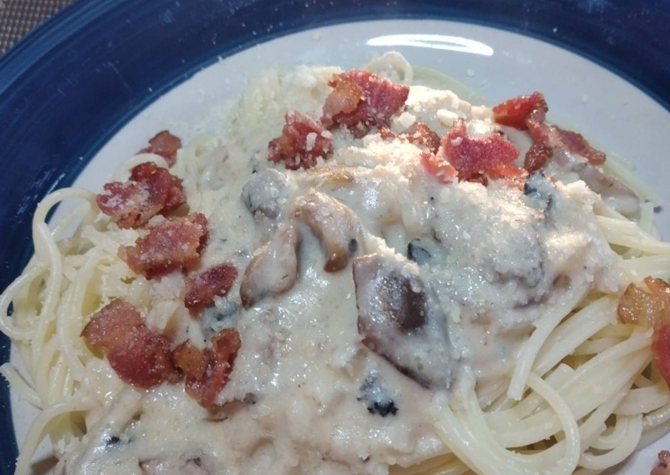 Pasta con crema de champiñones y tocino