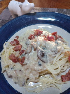 Una foto de Pasta con crema de champiñones y tocino