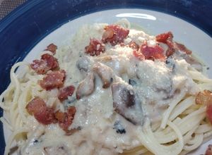 Una foto de Pasta con crema de champiñones y tocino
