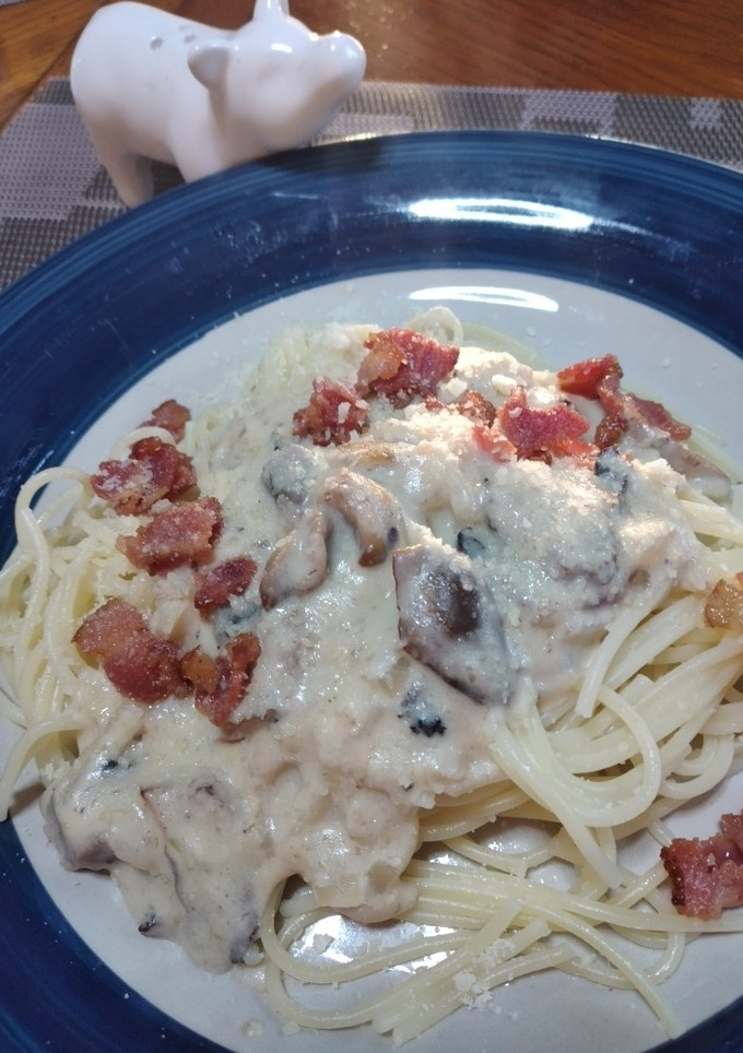 Una foto de Pasta con crema de champiñones y tocino