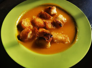 Una foto de Sopa de cebolla y verduras con croutons