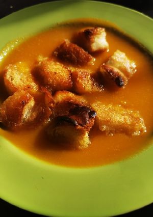 Una foto de Sopa de cebolla y verduras con croutons