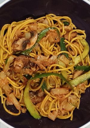 Une photo de Spaghetti de courgettes/ quinoa curry aux champignons et tomates