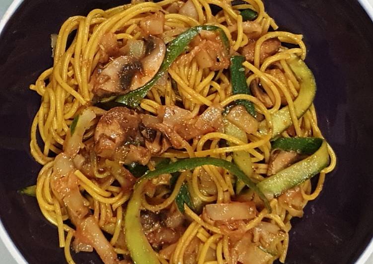 Spaghetti de courgettes/ quinoa curry aux champignons et tomates