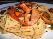 Una foto di spaghetti funghi prezzemolo