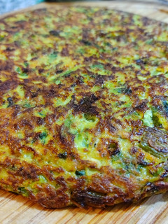 Una foto de Tortilla exprés 🕰️ espárragos, zanahoria, zapallo italiano 💫