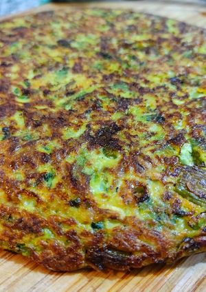 Una foto de Tortilla exprés 🕰️ espárragos, zanahoria, zapallo italiano 💫