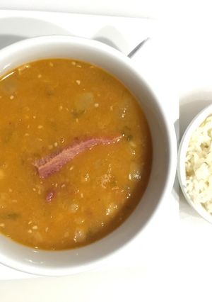 Una foto de Caldo de Habichuelas Blancas con Jamón en olla rápida