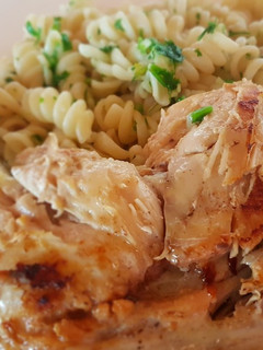 Una foto de Pollo frito con fideo al perejil